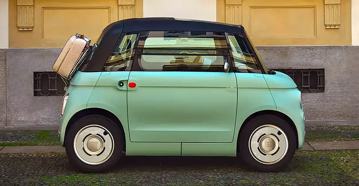 Een Fiat Topolino geparkeerd op straat, gezien vanaf de rechterkant.