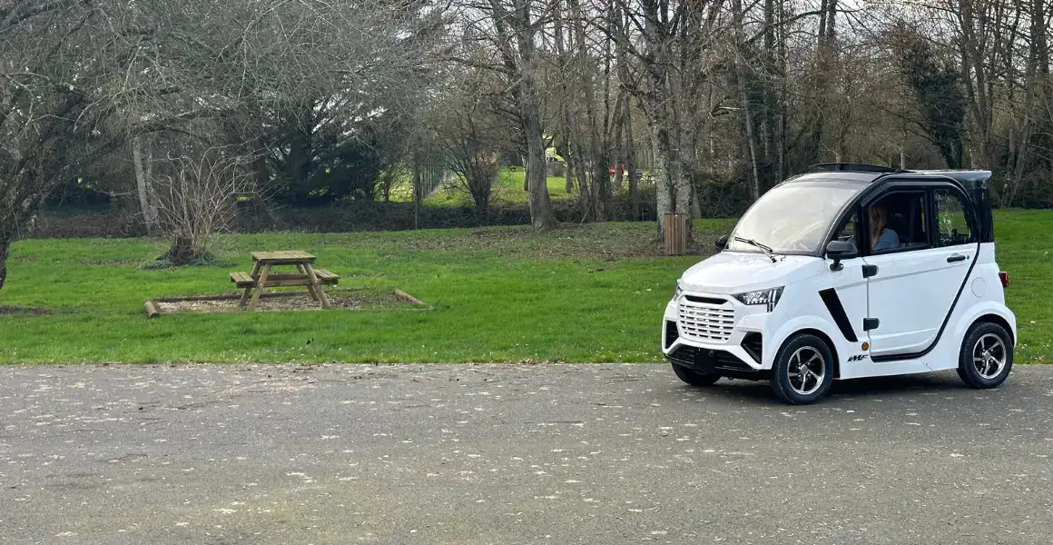De IMF Industries E-Confort stond geparkeerd op de parkeerplaats bij een park.