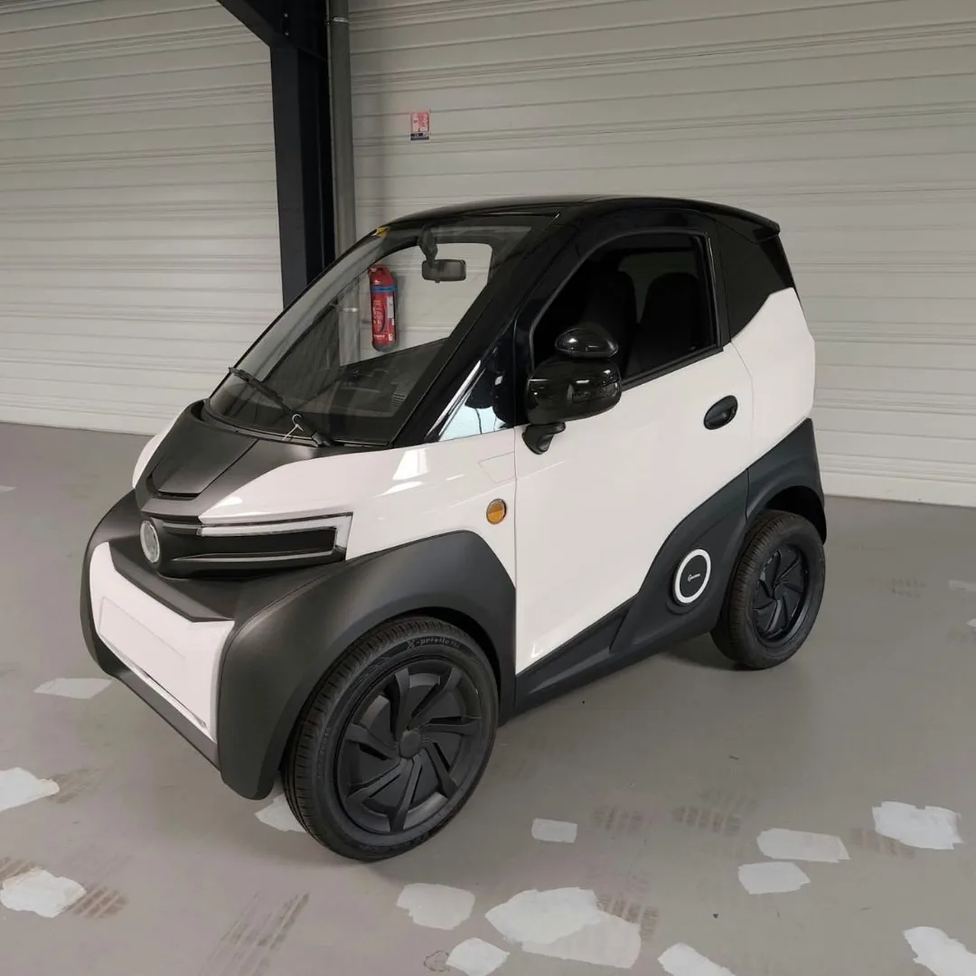 Silence S04 auto-école double commande blanche, voiture sans permis électrique vue de trois-quarts avant