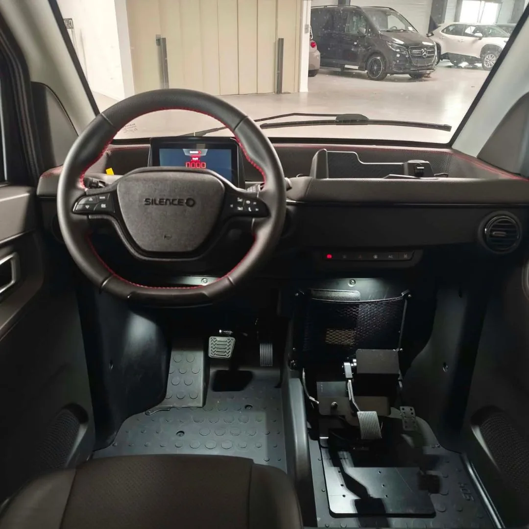 Poste de conduite de la Silence S04 auto-école avec pédalier double commande côté moniteur
