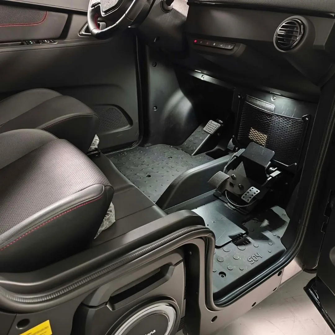 Pédalier double commande moniteur Pimas installé dans la Silence S04 auto-école