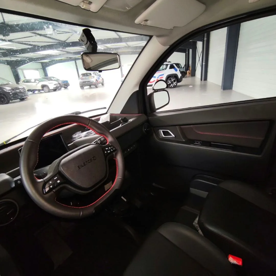 Intérieur de la Silence S04 auto-école avec rétroviseur moniteur additionnel