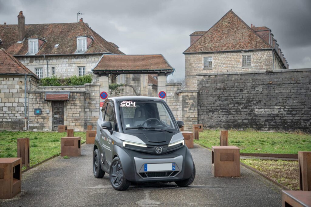 Voiture sans permis électrique Silence S04 en centre-ville